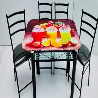 ఆధునిక 4 సీటర్ డైనింగ్ టేబుల్ సెట్ – బ్లాక్ మెటల్ ఫ్రేమ్, రంగుల ఫ్రూట్ జ్యూస్ డిజైన్ గ్లాస్ టాప్, కుషన్ సీటు కలిగిన కుర్చీలతో యొక్క చిత్రం