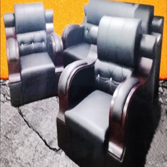 ఆధునిక లివింగ్ రూమ్ కోసం వుడ్ ఆర్మ్‌రెస్ట్ ఆకర్షణలతో, హై బ్యాక్ సపోర్ట్ మరియు టఫ్టెడ్ కుషన్ డిజైన్ కలిగిన లగ్జరీ 3+1+1 బ్లాక్ లెదరెట్ సోఫా సెట్ యొక్క చిత్రం