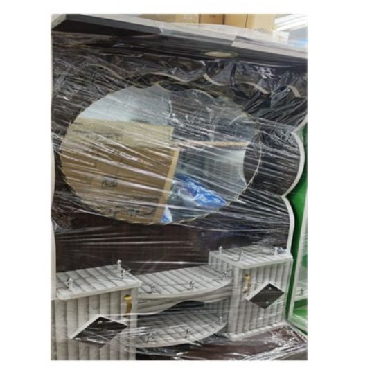 2.5 అడుగుల చెక్క డ్రెస్సింగ్ టేబుల్, పెద్ద గుండ్రని అద్దం, క్విల్టెడ్-శైలి బేస్ మరియు అంచెలలో అమర్చిన షెల్ఫ్‌లతో యొక్క చిత్రం