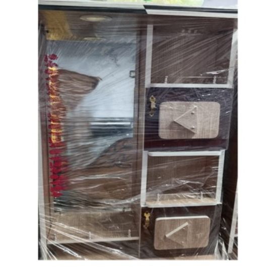 2 అడుగుల చెక్క డ్రెస్సింగ్ టేబుల్, పూర్తి పొడవు అద్దంతో, బహుళ ఓపెన్ అల్మారాలు మరియు రెండు స్టోరేజ్ క్యాబినెట్‌లు, దీనికి బ్రౌన్ మరియు ఆఫ్-వైట్ ఫినిషింగ్ మరియు అలంకరణ పూల బోర్డర్ ఉన్నాయి. యొక్క చిత్రం