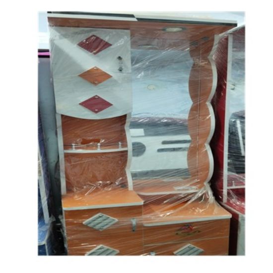 ఆధునిక 2 అడుగుల డ్రెస్సింగ్ టేబుల్, ఆరెంజ్ మరియు తెలుపు రంగుల కలయికలో, ఆధునిక సైడ్ ప్రొఫైల్ ఉన్న పూర్తి పొడవు అద్దం మరియు ఓపెన్ డిస్‌ప్లే షెల్ఫ్‌లతో. యొక్క చిత్రం