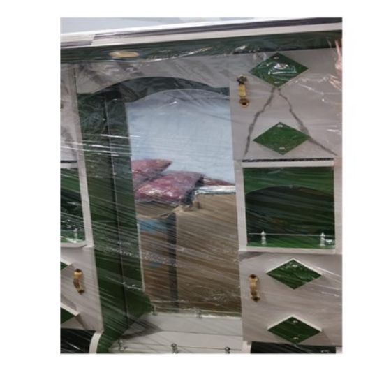 2.5 అడుగుల ఆధునిక డ్రెస్సింగ్ టేబుల్, చతురస్రాకారపు అద్దం, రెండు రంగుల ఆకుపచ్చ మరియు తెలుపు ఫినిషింగ్, మరియు బంగారు రంగు హ్యాండిల్స్‌తో కూడిన ప్రత్యేకమైన జ్యామితీయ డిజైన్. యొక్క చిత్రం