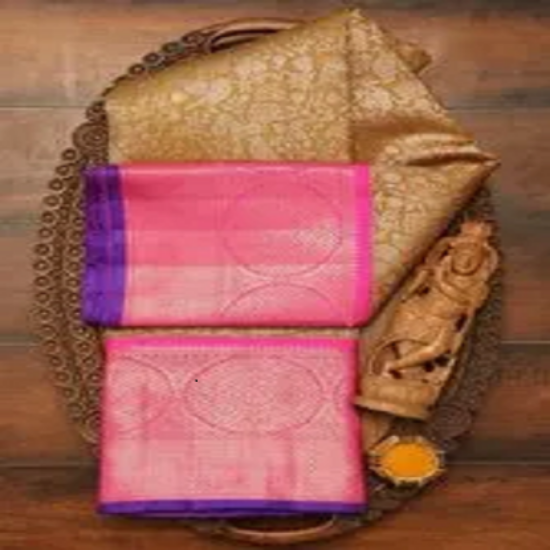 కాంచీపురం సిల్క్ చీర మరియు విస్తృతమైన డిజైన్ యొక్క చిత్రం