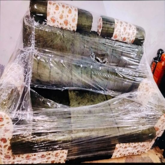 మెజెస్టిక్ వెల్వెట్ చెస్టర్‌ఫీల్డ్-స్టైల్ సోఫా: డీప్ ఆలివ్ గ్రీన్ 5-సీటర్ లివింగ్ రూమ్ కౌచ్ విత్ ఫ్లోరల్ ప్రింట్ బోల్స్టర్ దిండ్లు మరియు డిజైనర్ ఆర్మ్‌రెస్ట్‌లు — ప్రొటెక్టివ్ ఫిల్మ్‌లో రెడీ-టు-అసెంబుల్ హోమ్ ఫర్నిషింగ్. యొక్క చిత్రం