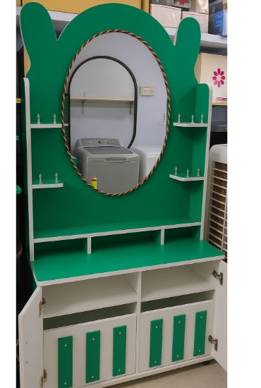 3 అడుగుల ఆధునిక గ్రీన్ మరియు వైట్ డ్రెస్సింగ్ టేబుల్, దీనికి అలంకరించిన ఓవల్ అద్దం ఉంది, రెండు వైపులా పలు అంచెలలో అమర్చిన షెల్ఫ్‌లు, మరియు అడుగు భాగంలో రెండు డ్రాలు, అలాగే రెండు క్యాబినెట్ తలుపులు ఉన్నాయి. యొక్క చిత్రం