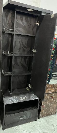 స్టైలిష్ 2.5 అడుగుల మోడరన్ సింగిల్-డోర్ వార్డ్‌రోబ్, పూర్తి-పొడవు అద్దం, టెక్చర్డ్ ఫినిషింగ్, డిజైనర్ యాక్సెంట్‌లు & అంతర్నిర్మిత అల్మారాలతో, బెడ్‌రూమ్ & లివింగ్ రూమ్‌కి అనువైనది యొక్క చిత్రం