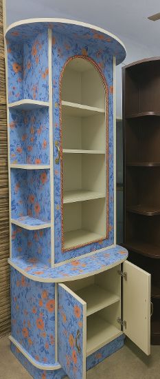 స్టైలిష్ 2.5 అడుగుల కార్నర్ యూనిట్ వార్డ్‌రోబ్, డిజైనర్ నీలిరంగు పూల నమూనాతో, ఇంటిగ్రేటెడ్ పూర్తి-పొడవు అద్దం & మల్టీ-టైర్ షెల్ఫ్‌లు, బెడ్‌రూమ్ & లివింగ్ రూమ్ డెకర్‌కి అనువైనది యొక్క చిత్రం