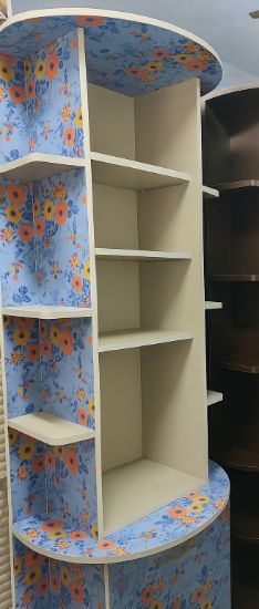 స్టైలిష్ 2.5 అడుగుల కార్నర్ యూనిట్ వార్డ్‌రోబ్, డిజైనర్ నీలిరంగు పూల నమూనాతో, ఇంటిగ్రేటెడ్ పూర్తి-పొడవు అద్దం & మల్టీ-టైర్ షెల్ఫ్‌లు, బెడ్‌రూమ్ & లివింగ్ రూమ్ డెకర్‌కి అనువైనది యొక్క చిత్రం