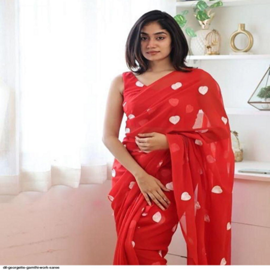 ఎరుపు రంగులో హృదయాకార నమూనాతో జార్జెట్ చీర యొక్క చిత్రం